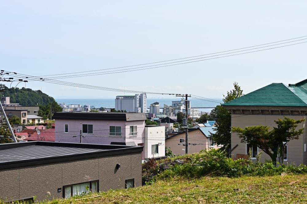 小高い坂の上で小樽の街並みを堪能